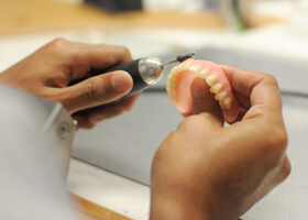 Подгон зубного протеза